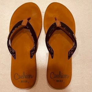 Reef cushion flip flops size 8